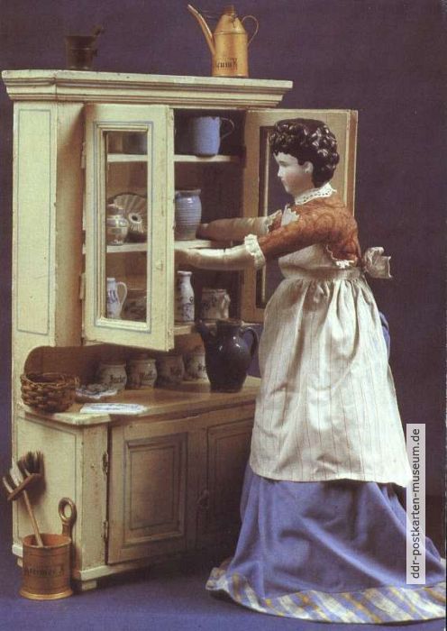 "Anna" mit Küchenschrank, um 1900 (Lederbalgpuppe) - 1983