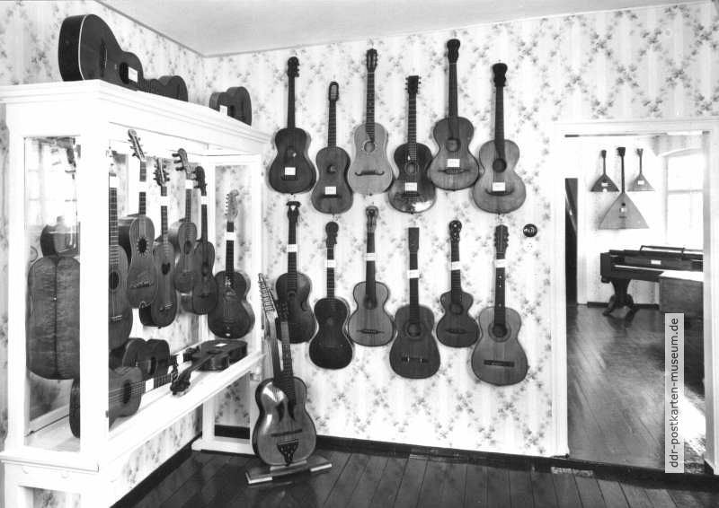 Musikinstrumenten-Museum, Blick ins Gitarrenzimmer - 1970