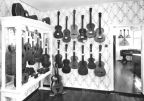 Musikinstrumenten-Museum, Blick ins Gitarrenzimmer - 1970