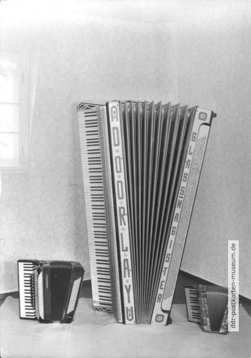 Riesen-Piano-Akkordeon mit 125 Diskanttasten und 360 Bässen, 3-chörig - 1969 / 1974