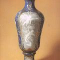 Porzellan-Museum, Vase mit Amoretten im Dekor Pate-sure-Pate-Malerei - 1986