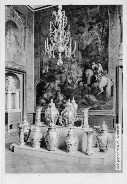 Museum Schloß Moritzburg, Saal mit bemalten Ledertapeten und ostasiatischem Porzellan - 1953