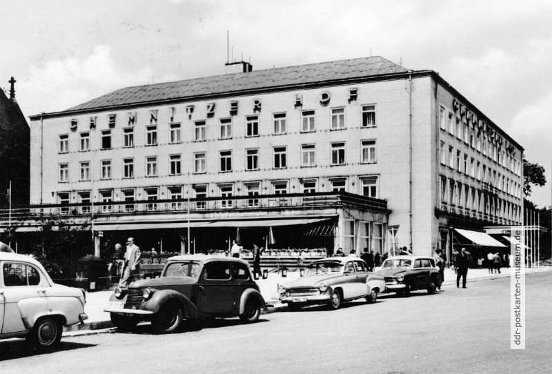 Sowjetischer Pkw am Hotel "Chemnitzer Hof" in Karl-Marx-Stadt - 1966Fort