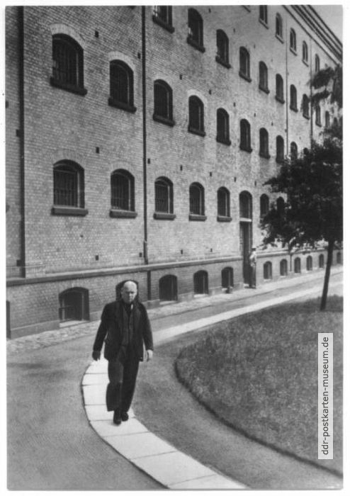 Ernst Thälmann im Mai 1934 auf dem Hof des Untersuchungsgefängnis in Berlin-Moabit - 1974