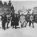 Lenin schreitet am 25.5.1919 auf dem Roten Platz in Moskau die Front der Kampfgruppen der Werktätigen ab - 1970