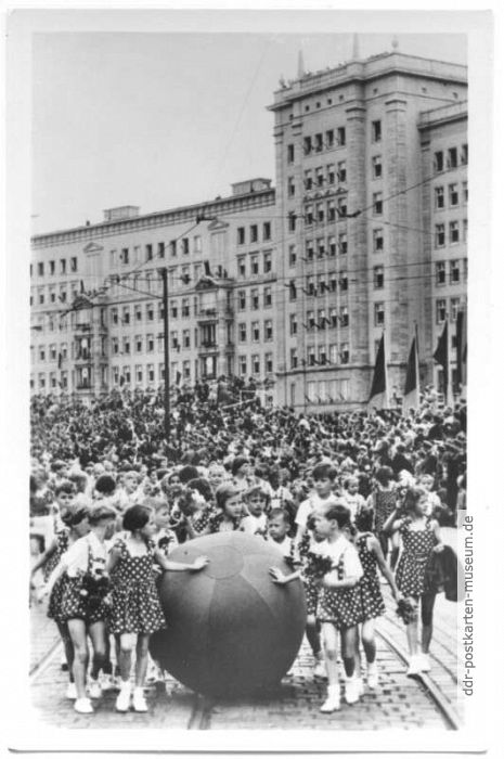 Die jüngsten Teilnehmer des II. Deutschen Turn- und Sportfestes 1956 im Festzug, Leipzig - 1956