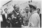 Otto Grotewohl im Gespräch mit Erbauern der sozialistischen Wohnstadt Hoyerswerda am 5.8.1959 - 1970