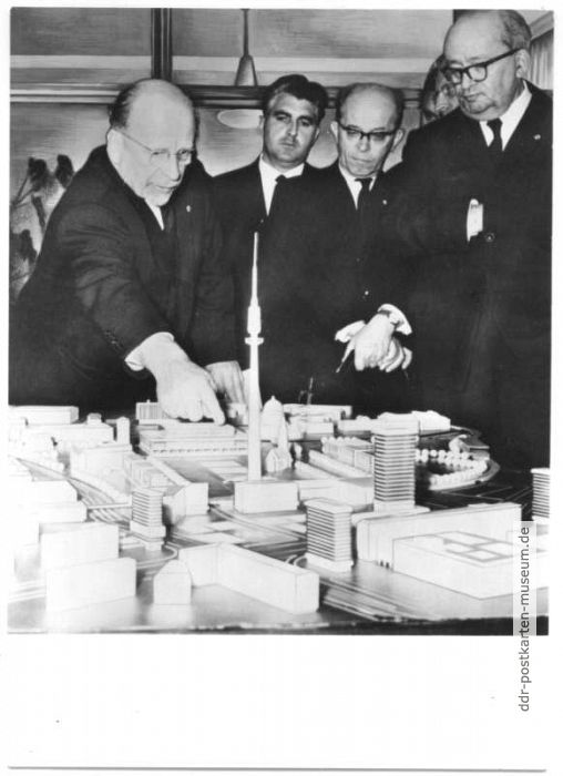 Walter Ulbricht bei der Besichtigung des Modells vom neuen Stadtzentrum der Hauptstadt der DDR am 29.5.1964 - 1970