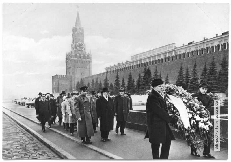 Die Delegation des Zentralkomitees der SED legt am 30.3.1966 am Lenin-Mausoleum in Moskau einen Kranz nieder - 1970