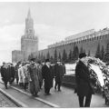 Die Delegation des Zentralkomitees der SED legt am 30.3.1966 am Lenin-Mausoleum in Moskau einen Kranz nieder - 1970