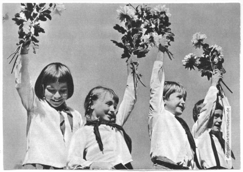 Junge Pioniere am 7. Oktober, dem Republikgeburtstag - 1972