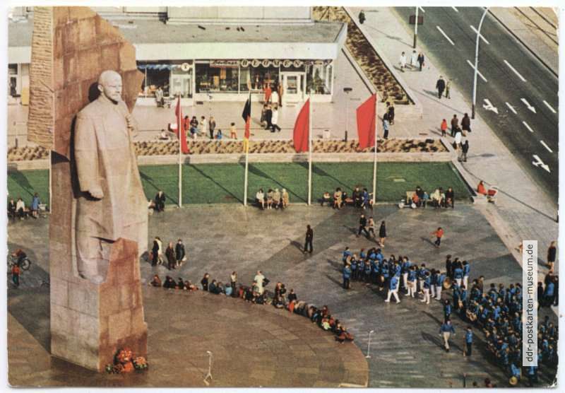 Gedenkveranstaltung mit FDJ-Schalmaiengruppe am Lenin-Denkmal - 1976