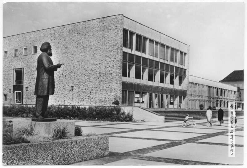 Neubrandenburg, Haus der Kultur und Bildung mit Karl-Marx-Denkmal am Karl-Marx-Platz - 1981