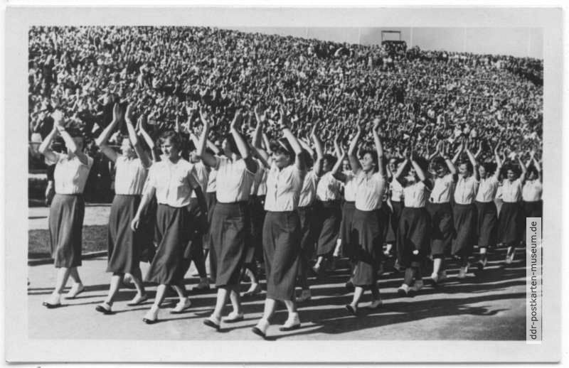 Tschechoslowakische Sportlerinnen bei der Eröffnung der XI. Akademischen Sommerspiele - 1951