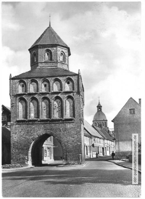 Rostocker Tor (vor dem Umbau) und Stadtkirche - 1961