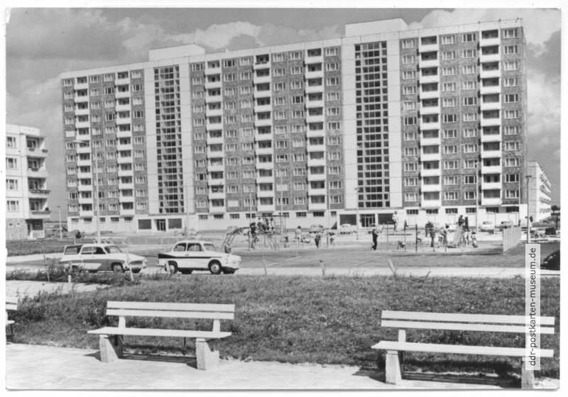 Neubaublock mit Spielplatz - 1968