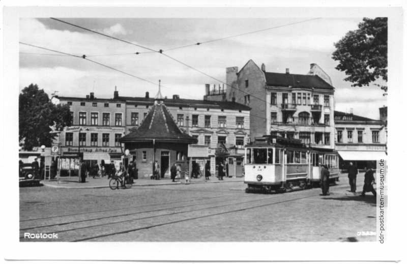Doberaner Platz mit Wartehäuschen und Straßenbahn Linie 1 - 1956