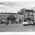 Doberaner Platz mit Wartehäuschen und Straßenbahn Linie 1 - 1956
