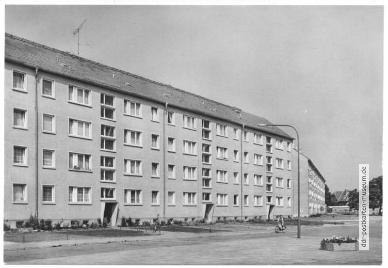 Ernst-Thälmann-Straße, Neubaublock am Kronsberg - 1976