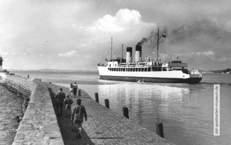 Schwedisches Fährschiff bei der Ausfahrt in Saßnitz - 1960