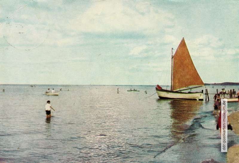 Segelboot der Rügener Fischer am Strand der Ostsee - 1954