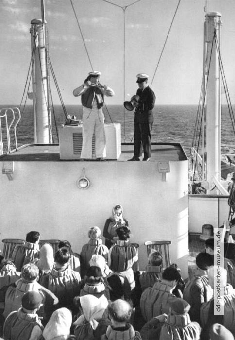 Eine Seereise mit dem FDGB-Urlauberschiff "Völkerfreundschaft", Rettungsübung - 1961