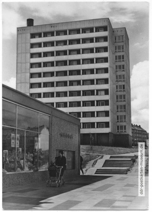 Neues Hochhaus im sozialistischen Wohnkomplex Borntal - 1969