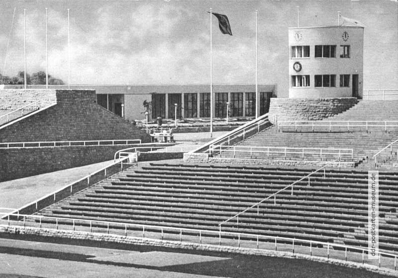 Walter-Ulbricht-Stadion - Einfahrt, Zeitnehmerturm und Klubhaus - 1951