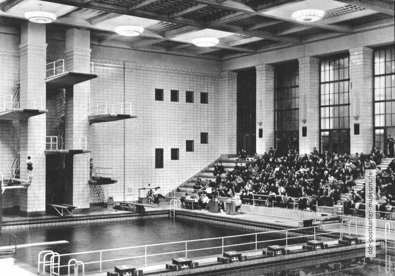 Turmspringen in der Schwimmhalle "Neptun" in Rostock - 1964