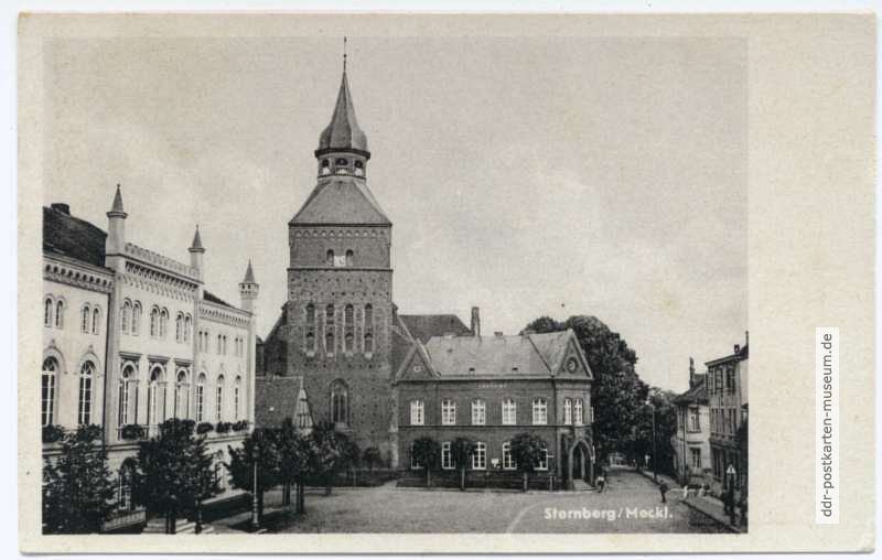 Marktplatz (später Karl-Liebknecht-Platz) mit Rathaus, Stadtkirche und Postamt - 1951