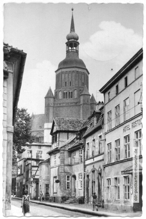 Bleistraße mit Blick auf die Marienkirche, Hotel "Rostock" - 1957
