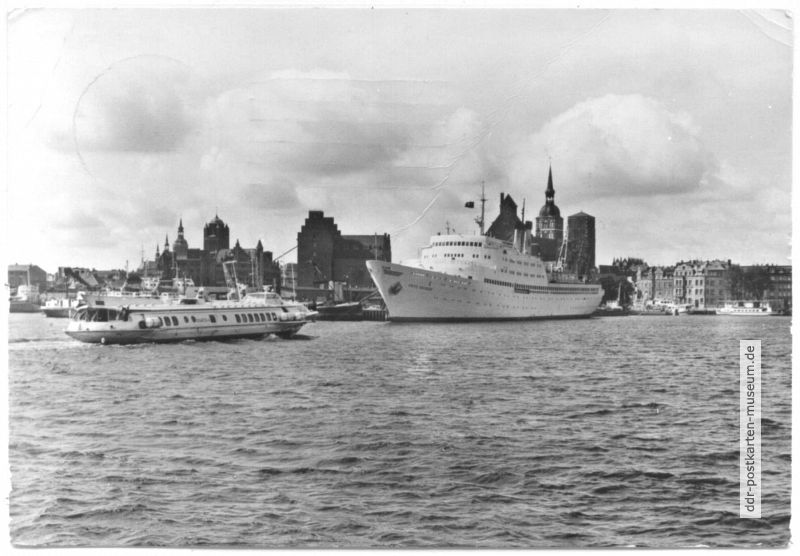 Fahrgastschiff "Kometa" und FDGB-Urlauberschiff "Fritz Heckert" - 1981
