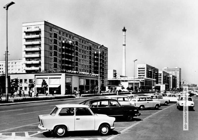 Trabis auf dem Parkstreifen der Karl-Marx-Allee (Fernsehturm noch im Bau) - 1967bi-Berlin-1967