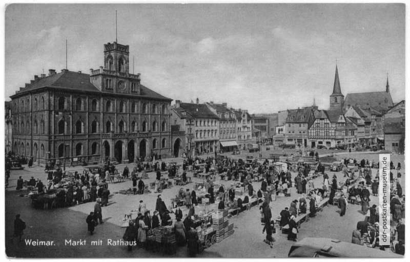 Wochenmarkt auf dem Marktplatz mit Rathaus - 1958
