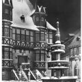 Rathaus mit Marktbrunnen bei Nacht - 1964