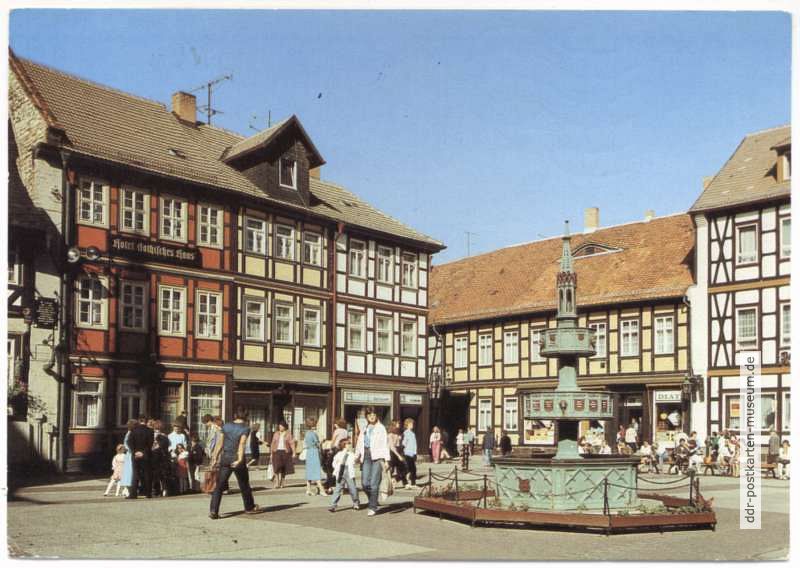 Brunnen auf dem Markt vor dem Rathaus, Hotel "Gothisches Haus" - 1988