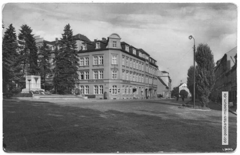 Rosa-Luxemburg-Straße, VVN-Denkmal, Hotel "Stadt Görlitz" - 1955